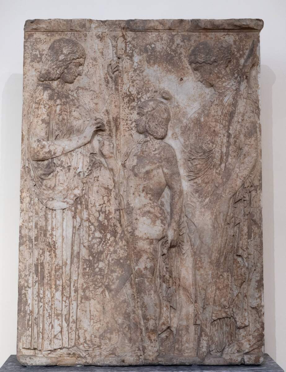 Grande stèle des mystères d'Éleusis : Déméter remet les grains à Triptolème sous les yeux de Coré, vers 440-430 av. J.-C., Musée national archéologique d'Athènes.